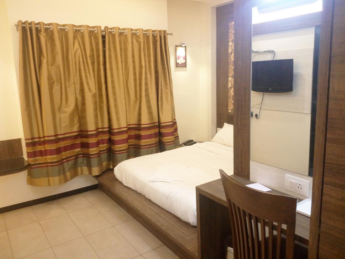 普什帕克公园酒店 Osmanabad 外观 照片