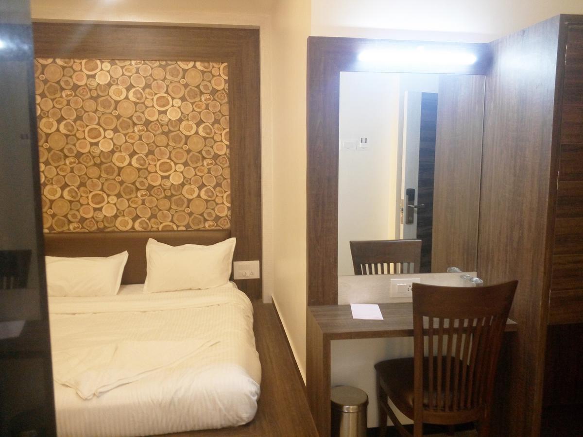 普什帕克公园酒店 Osmanabad 外观 照片
